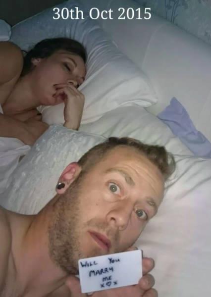 Claire Bramley, farknda olmadan sevgilisi Ray Smith ile onlarca fotoraf ektirdi. Fotoraflarn arka planlarnda gizlice dizayn edilmi evlenme teklifleri yer ald.