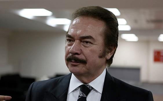 nl sanat Orhan Gencebay, kendisine benzerlii ile dikkat eken hemehrisi ve hayran Mslm Kekllolu ile bir araya geldi.