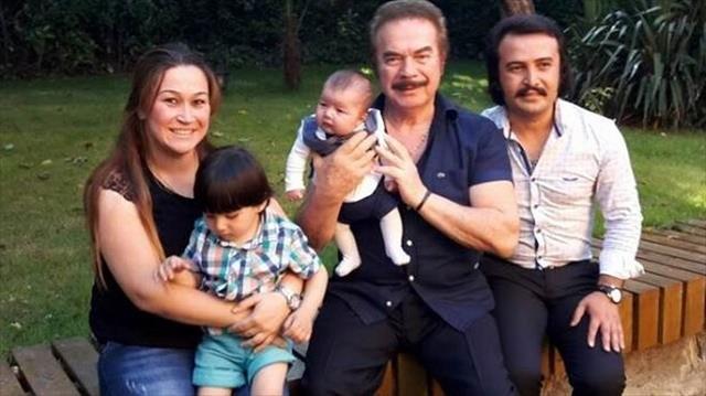 "ORHAN GENCEBAY'IN ELN PTM, &#8216;BERHUDAR OL EVLAT' DED"    Orhan Gencebay'n en mehur szn kendi azndan duymann byk bir mutluluk olduunu dile getiren Kekllolu, "Orhan Bey, bizi gerekten bir baba olarak karlad. Orhan Gencebay'n olu beni ilk grdnde ok ard. &#8216;Baba, resmen Orhan Gencebay gelmi' dedi. Orhan Gencebay bana &#8216;genliime benziyorsun' dedi.