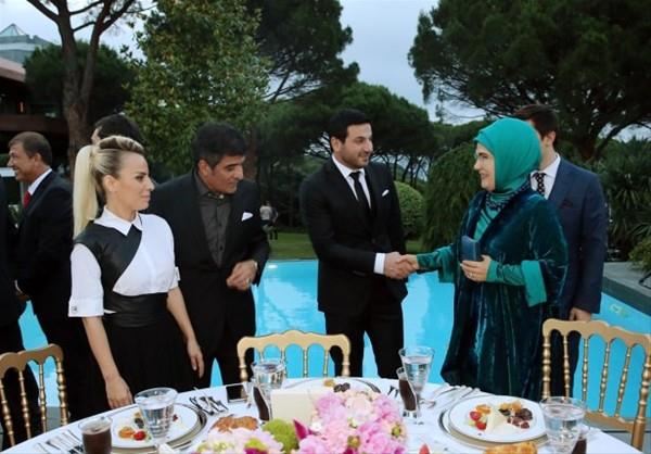 Cumhurbakan Erdoan ve ei Emine Erdoan, sanat ve sporcularla Tarabya Kk'nde dzenlenen iftar yemeinde bulutu. ftar programna arkc brahim Erkal ve Davut Glolu da katld.