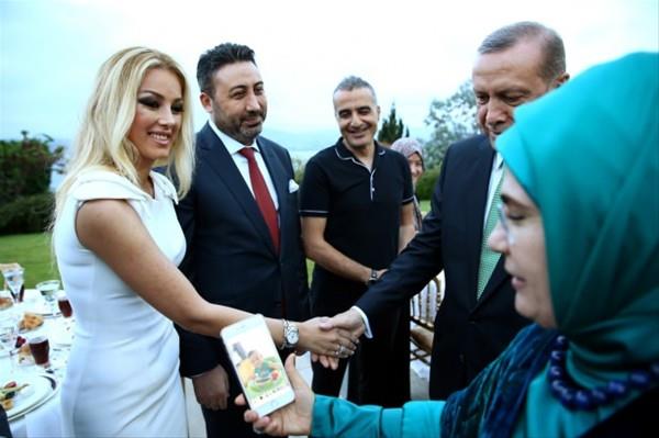 Cumhurbakan Recep Tayyip Erdoan, sanat ve sporcularla Tarabya Kk'nde dzenlenen iftar yemeinde bulutu. Yemek programna arkc Petek Dinz de katld.