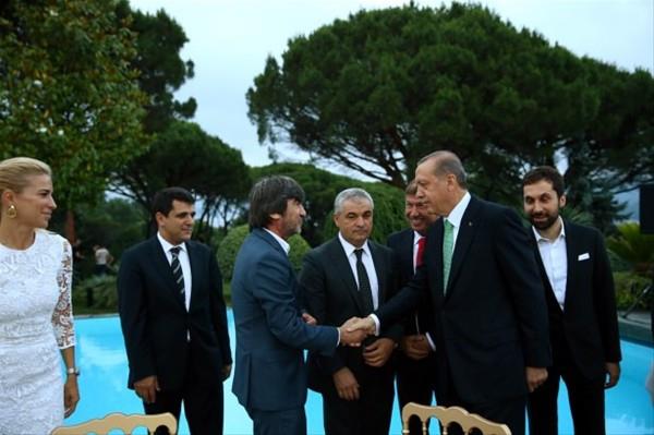 Cumhurbakan Recep Tayyip Erdoan, sanat ve sporcularla Tarabya Kk'nde dzenlenen iftar yemeinde bulutu. ftar programna Burcu Esmersoy, Rdvan Dilmen ve Rza almbay da katld.