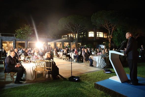 Erdoan, Huber Kk'nde sanat ve spor dnyasnn nde gelen isimleri ile Katar Emiri S&#807;eyh Temim Bin Hamad Al-Thani'yi arlad iftar yemeinde, katlmclarn anneler ve babalar gn ile ramazan ayn tebrik etti.