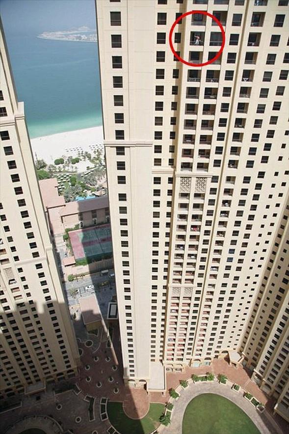 Dubai'deki Jumeirah Plaj'nda bulunan apartman bloklarndan birinin 34. katnda, yerden 121 metre ykseklikte alan temizlik grevlisi    Fotoraflar kar bloktan eken apartman sakini normalde profesyonel temizlikilerin gvenlik ekipmanlarna sahip olduunu sylyor. Ancak Dubai'deki gmen iilerin nasl koullarda alt malum.