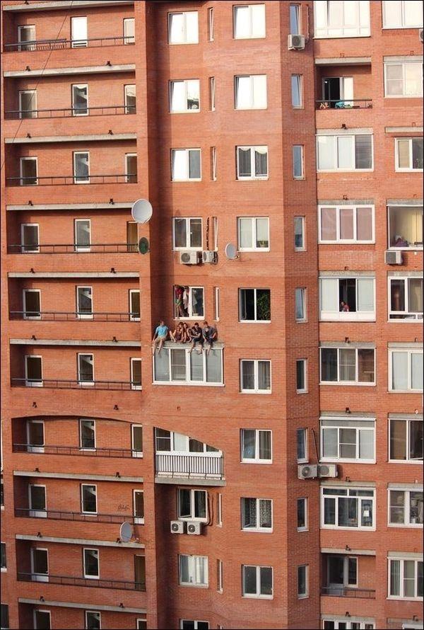 Genlerin bu sorumsuz davran civardakilere korku dolu anlar yaatt. O anlar kar apartmandan byle grntlendi. Partinin sonu hakknda bilgi verilmedi ancak genlerin bu davran sosyal medyada tepki toplad.