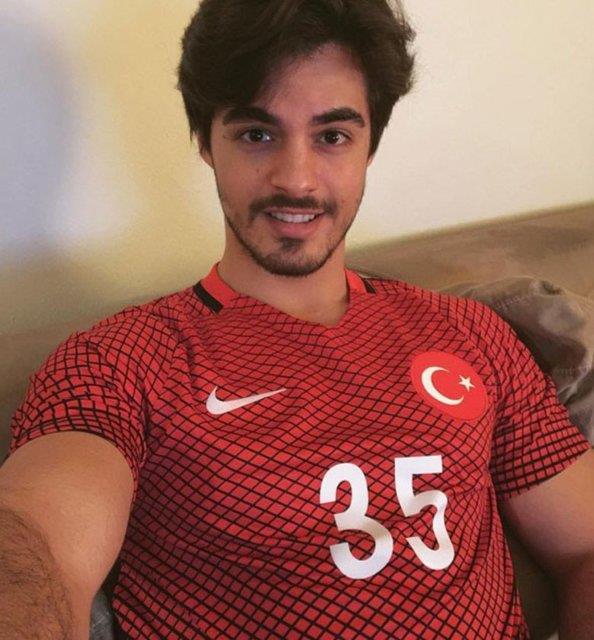 BERK ATAN<p>    Bayrak iin arma iin can feda can. Helal olsun Trkiye'm ksak da kmasak da tadn al bayrak gururumuz