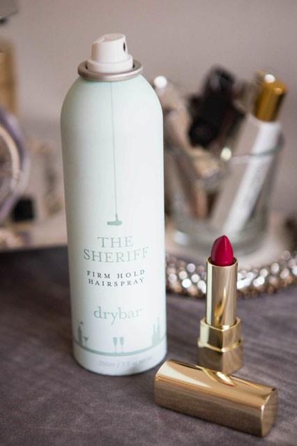 Ruj lekesini sa spreyi ile karabilirsiniz.