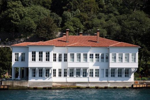 <p><b>Fethi Ahmet Paa Yals / Kuzguncuk</b></p>  150 milyon dolar deerindeki bu yalnn ismi, Sultan Mecid'in ablas Atiye Sultan ile evli olan Damat Fethi Ahmet Paa'dan gelmektedir. lk sahibi smet Bey adnda biridir ancak fazlaca bir malumat yoktur.