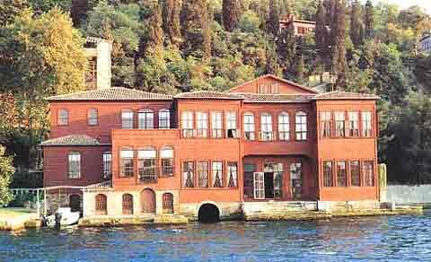 <p><b>Kont Ostrorog Yals / Kandilli</b></p>  1904 ylnda yaly satn alan Kont Ostrorog adyla anlan bu yalnn deeri de 105 milyon dolardr. Varislerince sata karlan yaly 2001 ylnda Rahmi Ko alm ve burada oturmaktadr.