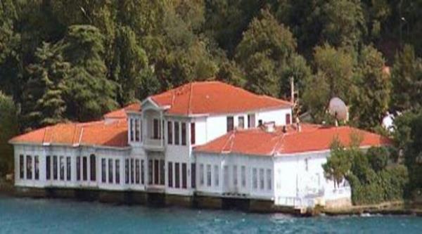 <p><b>Kbrsl Yals / Kandilli</b></p>  18. yzylda yaplan bu yalnn deeri de 120 milyon dolar. Bilinen ilk sahibi I. Abdlhamid'in sadrazamlarndan zzet Mehmet Paadr.