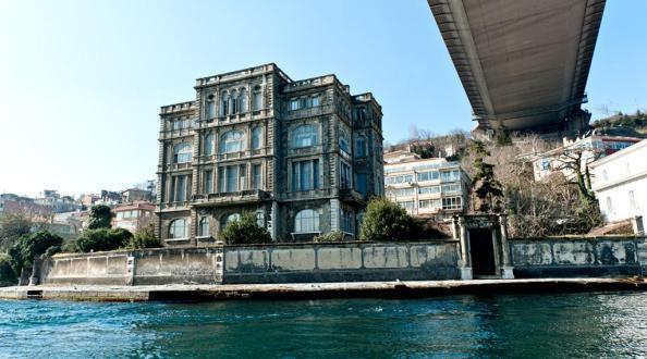 <p><b>Tophane Miri Zeki Paa Yals / Rumelihisar</b></p>  125 milyon dolar bedeliyle listemizde drdnc sradaki bu yal 19. yzylda Fransz levanten mimar Alexandre Vallaury'nin eseridir.