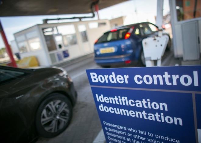 Serbest dolam  <br>    Avrupa Ekonomik Topluluu'na (AET) 43 yl nce ye olan ngiltere'nin birlikten ayrlmasyla "serbest dolam" en nemli konu olarak ne kacak. ngiltere her ne kadar ok sayda gmenin lkeye gelmesinden rahatsz grnse de aslnda serbest dolam ekonomik olarak ngiltere'ye byk fayda salyor. ngiliz vatandalarnn 2014 ylnda herhangi bir vizeye tabi tutulmadan AB lkelerine 44 milyon ziyaret gerekletirmesi bunu rnek olarak gsteriliyor.