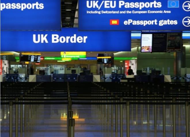 ngiltere'nin AB'den ayrlmay semesiyle lke vatandalarnn AB ierisindeki seyahat zgrl de tartmal hale gelecek. Birlemi Milletler verilerine gre, 2015'in ilk yars itibaryla 1,3 milyon ngiliz vatandann dier AB lkelerinde yaad tahmin ediliyor. Yurt dnda yaayan ngilizlerin yaklak 309 bini spanya'da, 255 bini rlanda'da, 185 bini Fransa'da bulunuyor.