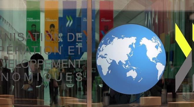 Ekonomik birlii ve Kalknma rgt (OECD) raporunda da benzer ekilde, ngiltere'nin AB'den kmas lkenin ekonomik bymesinin yavalayaca uyars yapld. OECD projeksiyonunda, ngiltere'nin AB&#8217;den ayrlmasnn oluturaca "belirsizlik ortamnn" 2018 ylnn sonlarna kadar devam edebilecei, bu durumun yatrmc gveninin ve yatrmlarn azalmasna neden olabilecei kaydedildi. Raporda ayrca ngiltere'nin AB dnda kalmasyla lkenin ekonomik bymesinin 2020&#8217;ye kadar yzde 3 azalabilecei savunuldu.