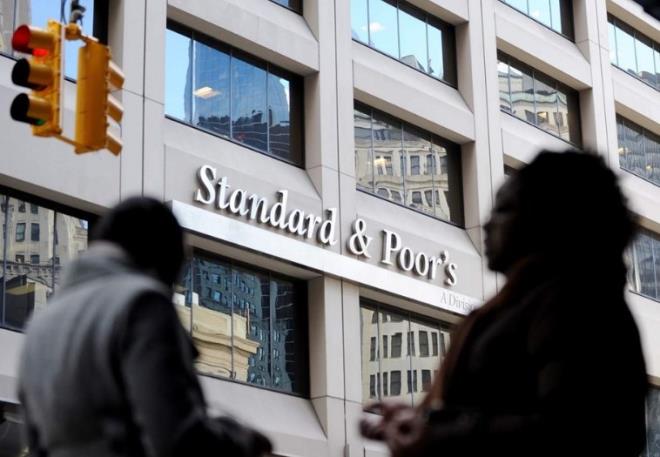 Uluslararas kredi derecelendirme kuruluu Standard & Poor&#8217;s (S&P) aklamasnda, ngiltere'nin AB'den kmasyla ngiliz sterlinin uluslararas rezerv para birimi olma zelliinin riske girebilecei uyarsnda bulunuldu. Aklamada, "ngiltere&#8217;nin AB&#8217;den ayrlmas yabanc yatrmlar ve dier sermaye aklarn engelleyerek sterlinin rezerv para birimi statsne riske sokabilir." grne yer verildi.