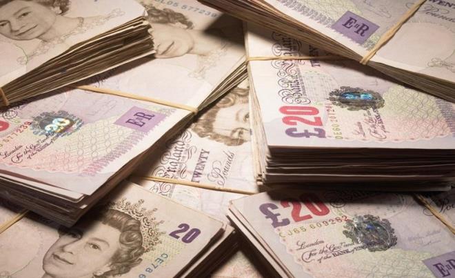 Analistler, ngiltere'nin AB&#8217;den ayrlmasyla ngiliz sterlininin yaklak yzde 15-20 bir deer kayb yaayabileceini ngryor. ngiltere&#8217;de halihazrda baz anket irketlerinin sonularnda, ayrlk yanllarnn birka puan nde grnmesi bile sterlin zerinde bask ve oynaklk yaratmaya yetiyor.