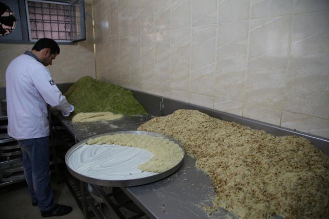 Ramazan dolayısıyla 3 vardiya şeklinde siparişleri yetiştirmeye çalıştıklarını dile getiren Börüpeçene, "Ramazanın gelmesiyle işlerimiz daha da arttı, bereketiyle geldi. Diyarbakır'da ramazan sofraları kadayıfsız olmaz. 3 vardiya çalışarak gelen siparişleri yetiştirmeye çalışıyoruz. Bayramın yaklaşmasıyla siparişler daha da artıyor." dedi.