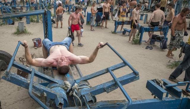 1970'lerde Polonyal jimnastiki Kasimir Jagelsky ve matematik profesr Yuri Kuk, herkesin faydalanabilecei, 'ak havaya kurulacak bir spor salonu' hayalini geree dntrmek iin kollar svaynca ortaya 'Kachalka' isimli bu mekan km.