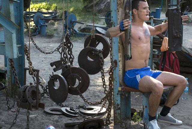 Yaklak 10 km kare alana kurulmu olan spor salonunda her gn onlarca insan formda kalmak iin Sovyet dneminden kalma bu metal aletleri kullanyor.