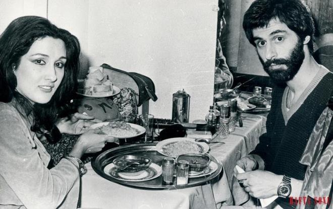 Nkhet Duru ile Doan Canku, gazinodaki kulis odasnda yemek yiyorlar. Duru ile Canku ksa sren bir de ak yaamlard.