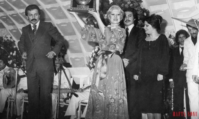 &#8216;Orta arkn Altn Blbl&#8217; lakapl Nee Karabcek, Orhan Gencebay ile Yaar Kekeva&#8217;nn sahip olduu Kervan Plak&#8217;tan kan LP&#8217;si ok satnca altn plak ile dllendirildi. (1979)