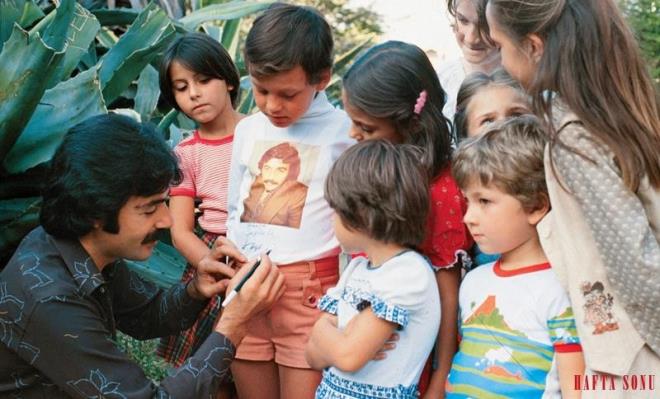 Ferdi Tayfur, hayranlarna imza datrken...