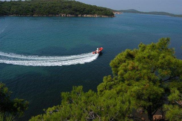 Dalyan<br>  Dalyan,sazlarla kapl kanallar, Caretta Caretta'larnn geceleri yumurta brakmaya geldikleri olaanst kumsal ve ztuzu Gl ile esiz gzellikte bir tatil merkezi. Dalyan'da tatil kyleri ve be yldzl byk oteller yok.