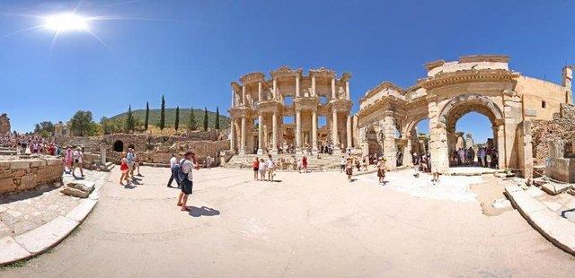 Efes<br>    Kuruluu M. 6000 ylna dayanan Efes antik kenti yaz tatilini kltrel geziler yaparak geirmek isteyenler iin ideal bir mekan.zellikle yabanc turistlerin ilgi gsterdii Efes de Meryem Kilisesi, Meryemana Evi, Yedi Uyuyanlar, St.