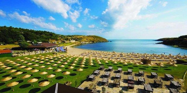 Kilyos<br>    Karadeniz'in hrn dalgalarna ev sahiplii yapan Kilyos stanbula'a yalnzca 25 kilometre uzaklkta bulunuyor.Gvenle denize girebileceiniz ve gnbirlik dinleme imkan bulabilirsiniz.