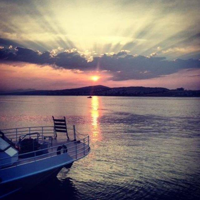 Ayvalk<br>  Kltrel ve doal gzellikleri iinde birarada barndran Ayvalk yaz sezonunda adndan sz ettiren blgelerden. Sahip olduu altn plajlar ile zellikle denizseverlerin ilgisini eken Ayvalk stanbul'a 520 km uzaklkta.