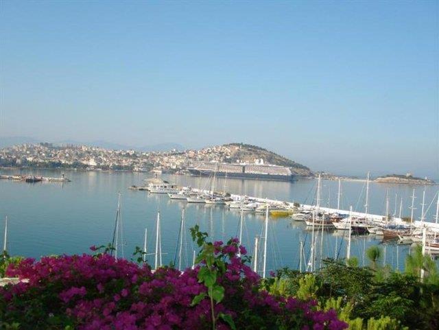 Kuadas  <br>  Ege Blgesi'nin denizle bulutuu noktada yer alan Kuadas merkeze 60 km. uzaklkta bulunuyor. Ege eridinde yer alan belde gzde tatil mekanlar arasnda.