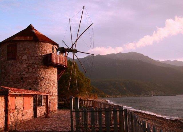 Data<br>  Akdeniz kysnda yer alan kk ve irin bir kasaba Data Marmaris'e 67 km. mesafede.Yaz aylarndaki ortalama scakln 35 derece olduu blgede kuzeyden esen rzgr sayesinde srf yapabilir, temiz denizde yzebilir ve dal yapabilirsiniz.