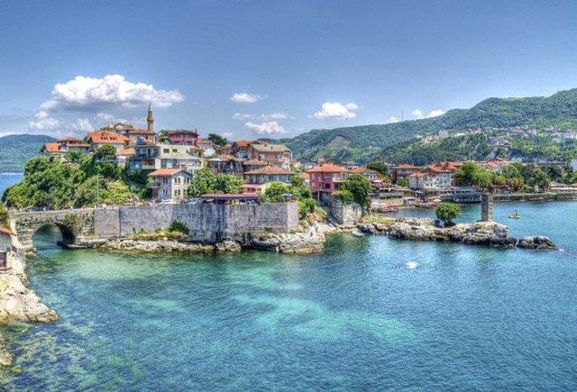 7- Amasra<br>  Frtnasndan souuna, scandan doasna iklim ve corafyann el ele yaand liman ehri Amasra turizmin yeni ismi niteliinde.