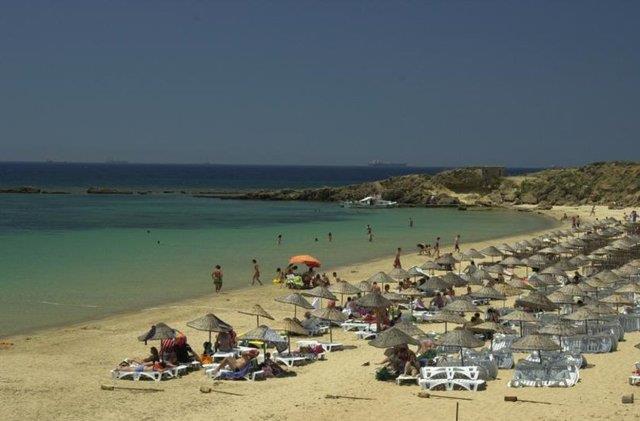 Bozcaada<br>  Trkiye'nin 3. byk adas olma zelliine sahip olan Bozcaada yaz tatili iin uygun seenekler arasnda yerini alyor.nce kumu ve uzunluu nedeniyle tercih edilen Ayazma Plaj tatil severlerin urak yeri.