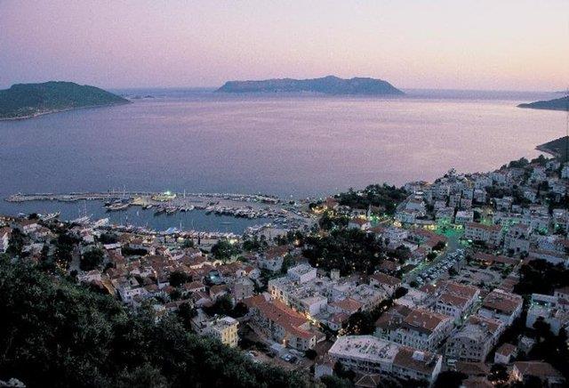 Ka  <br>  Likya'nn nemli kentlerinden olan Ka, ileyi evreleyen Antik dneme ait kentler ve tarihsel deerlerle doyumsuz bir kltr cenneti.