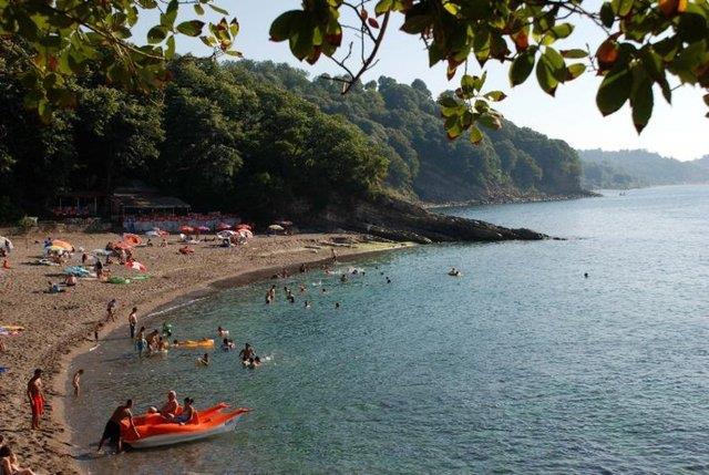 Akakoca<br>  Yln drt mevsiminde gzelliin hakim olduu Akakoca'da gezilip grlecek yerler olduu gibi yaplacak bir ok aktivite var.