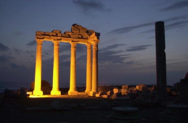 Side<br>    Antalya'nn dousunda yer alan Side antik kenti tatil iin Akdeniz'i tercih eden yerli ve yabanc turistlerin urak yeri.Karayolundan baraj manzaras eliinde ulaabileceiniz Side 'de her keseye uygun konaklama alanlar bulunuyor.