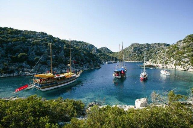 Kemer<br>    Cluplar, Beachleri ve tatil kyleriyle konforu ve elenceyi ziyaretilerine birarada sunan Kemer Antalya'nn gzde mekanlarndan.