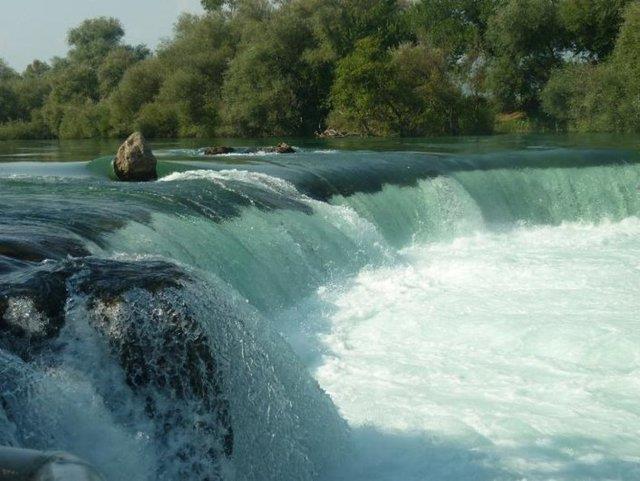 Manavgat<br>    5000 km2'lik yzlm ile Antalya'nn en byk ilesi olan Manavgat, elalesi ile yerli ve yabanc turistlerin ilgi oda. Doann btn gzelliklerini iinde barndran blge sezonun yorgunluunu atmakiin birebir.