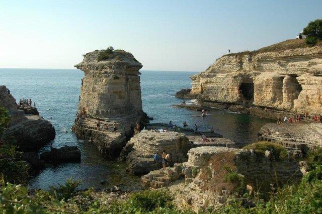 Kerpe<br>    Masmavi deniziyle srtn am ormanlarna yaslam kk bir Karadeniz ky Kerpe.Blge son derece elverili bir corafi konuma sahip, denizi ise ocuklu aileler iin ideal.