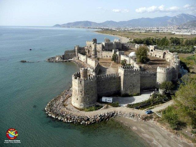 Anamur<br>  Bir yanda Akdeniz dier yanda Toros Dalar ile grsel zevke doyacanz bir mekan Anamur... Anamur'da tarihin gizeminde yolculua kabilir, yrenin farkl lezzetlerini tatma imkan bulabilirsiniz.