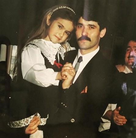 CEYDA ATE<br>    Hep prenses gibi kucanda tadn ve hala prenses gibi tayorsun pederikkom benim. lk ak