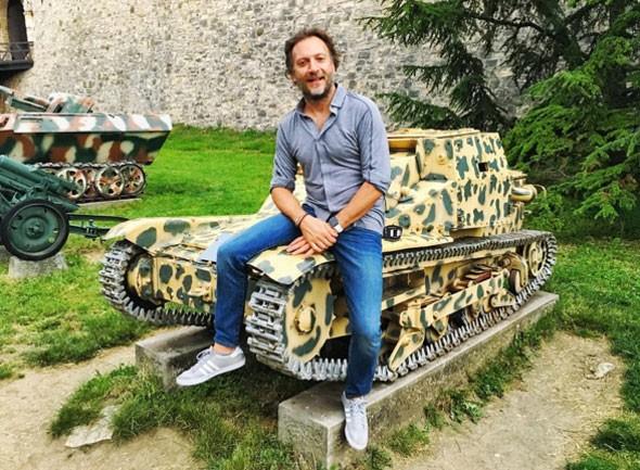 MRGN CABAS    kinci Dnya Sava'nda ccelerin grev yapt tank taburu Almanlar'a kar tek baarl olan askeri birlikti. te o taburdan geriye kalan tanklardan biri (tank gerek, gerisi yalan)