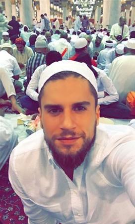 Acun Ilcal'nn yapmcln yapt Survivor yarmas ile adn duyuran Anl Tetik, Umre'ye gitti. Sosyal medya hesabndan fotoraf paylaan Tetik'in paylam 50 bin yakn kii tarafndan beenildi.