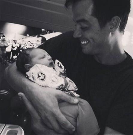 ZEYNEP KIRAN<br>    Daha hamileydim doktor kontrollerindeyken gelen 2-3 gnlk yeni doan bebekleri grdnde ben Efe'yi asla kucama alamam; korkarm, titrerim, tutamam sakn bana verme derdin. Bu resimde Efe doal sadece 1 saat olmutu ve ben tm ar ve sanclarma ramen karmda sizi Efe kucandayken grdmde glmsemekten alamadm kendimi. yle byl bir fotoraftnz ki benim iin hani alamazdn bile deyip blmek istemedim o an. Sadece seyrettim odadaki her sesten herkesten syrlp sevdiim adamn grdm en gzel baba olmu halini... Bana hayatta sahip olmak isteyeceim en kymetli sevgiyi en byk kr en gzel duay yaattn iin sonsuz teekkrler... Allah'm bana hayatmn her annda sizi omuz omuza el ele sevgiyle grmeyi nasip etsin. lk Babalar Gnn kutlu olsun sevgilim... Sizi ok seviyorum...