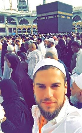 Birok takipisinin takdirini kazanan Survivor Anl, fotorafna u notu ilitirdi: "Allah'm! Davetine uydum. Emrine boyun edim. Senin hibir ortan yoktur. Davetine icabet ederek huzuruna geldim.Hamd sana mahsustur. Nimet ve mlk senindir. Senin hibir ortan yoktur."