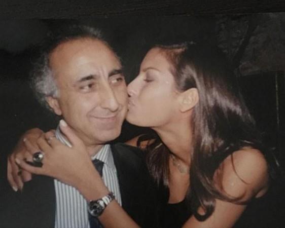 ALA IKEL<br>    En sessiz, en dmlendii gndeyim... Eer babanz hayattaysa bugn deil her gn pp banza koyun, kymetini bilin... Gidiiyle beni bu hayatta tek ykan adam... Babam... Hayata duruum, bakm, gcm, kuvvetim... nce senin Babalar Gnn kutlu olsun sonra olanlarmn babasnn... Rabbim uzun mrler versin Babalar Gnn kutlu olsun