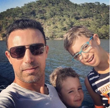 MUSTAFA SANDAL    Bir anda l selfiemiz olmadn fark ettim! Ve huzurlarnzda l Sandal selfis