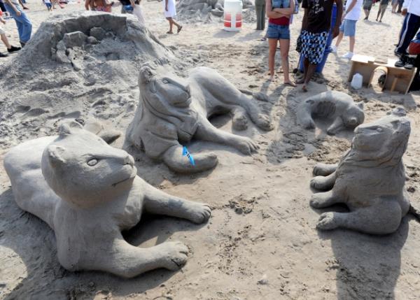 Yarmaclar kumdan yaptklar heykellerle grenlerin takdirini kazand.