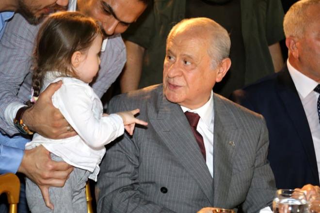 Baheli'nin masasna getirilen kk bir kz ocuu yapt bozkurt iaretiyle Baheli'yi artt.